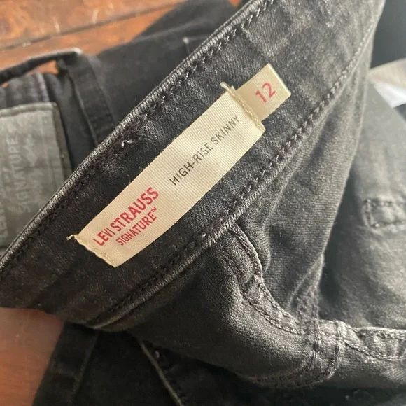 Levies Classic Black Skinny Jeans for Women - Picture 5 of 6